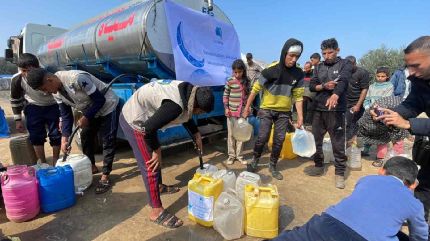 Nya Hopp volunteers distributing clean drinking water to families in Gaza.