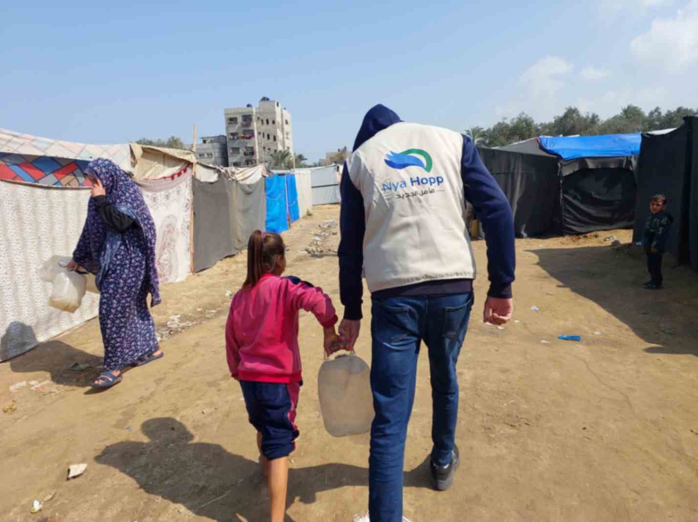 Children in Gaza drinking clean water distributed by Nya Hopp NGO.