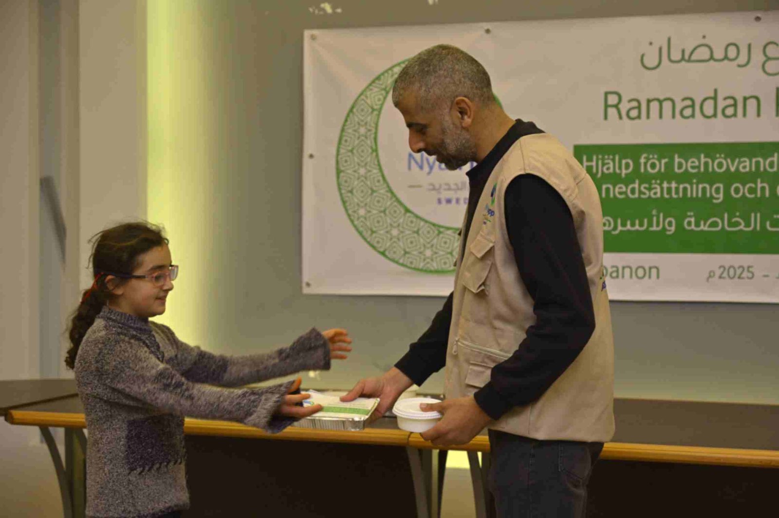 Happy faces of families with disabilities receiving iftar meals from Nya Hopp in Lebanon